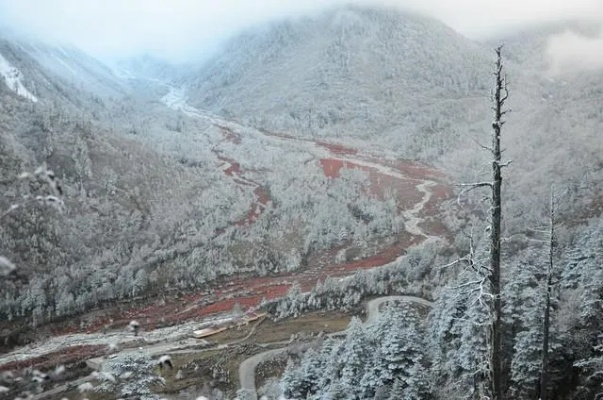 四川盆地气温过山车模式开启，高海拔地区冰雪奇缘持续